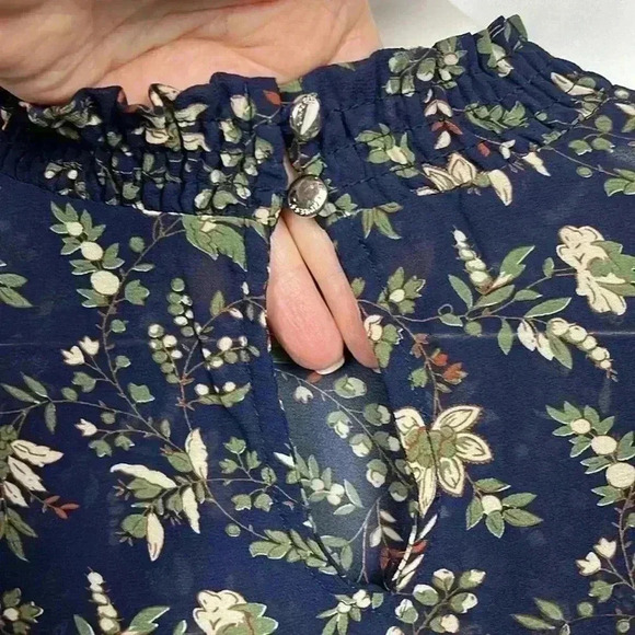 No Brand Womens Top Navy L Smocked Neckline Floral Print Button Closure Classy - Picture 5 of 11